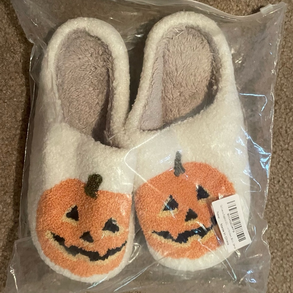 NWT Women’s Cozy Halloween Pumpkin Slippers Indoor and Outdoor